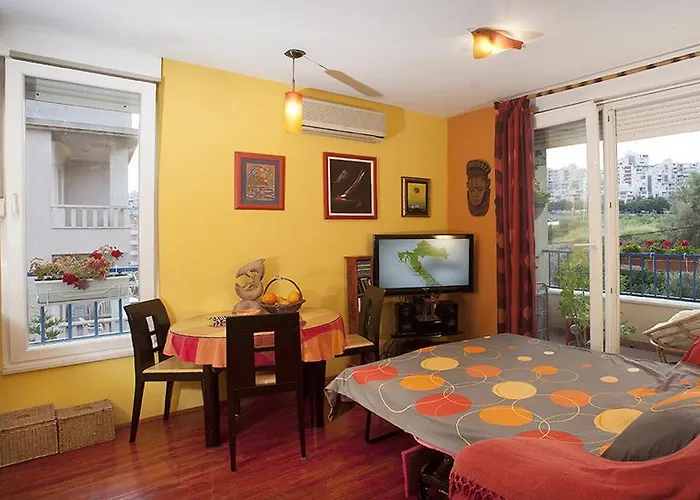 Sunny Yellow Apartman