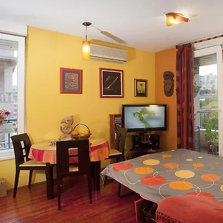 Sunny Yellow - With Balcony And Parking Place, Апартаменты